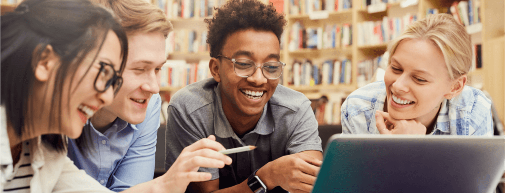 Students take an online class at 在线赌博推荐